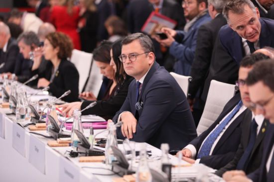 Кулеба пригласил президента МОК посетить разрушенную обстрелом россиян ледовую арену "Альтаир" в Дружковке