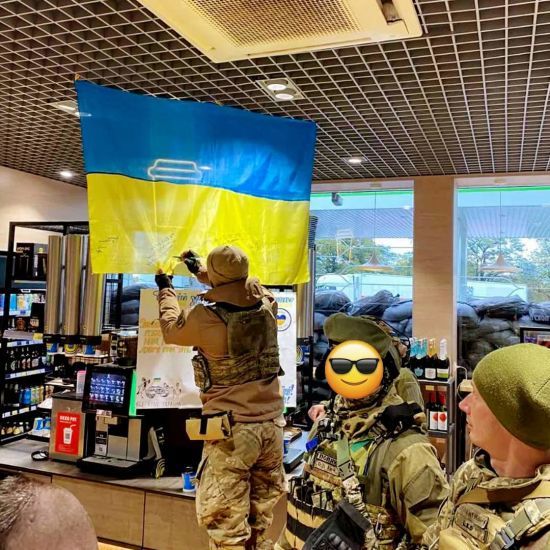 «Согреваем защитников»: сеть ОККО уже 2 года бесплатно кормит военных на прифронтовых АЗК