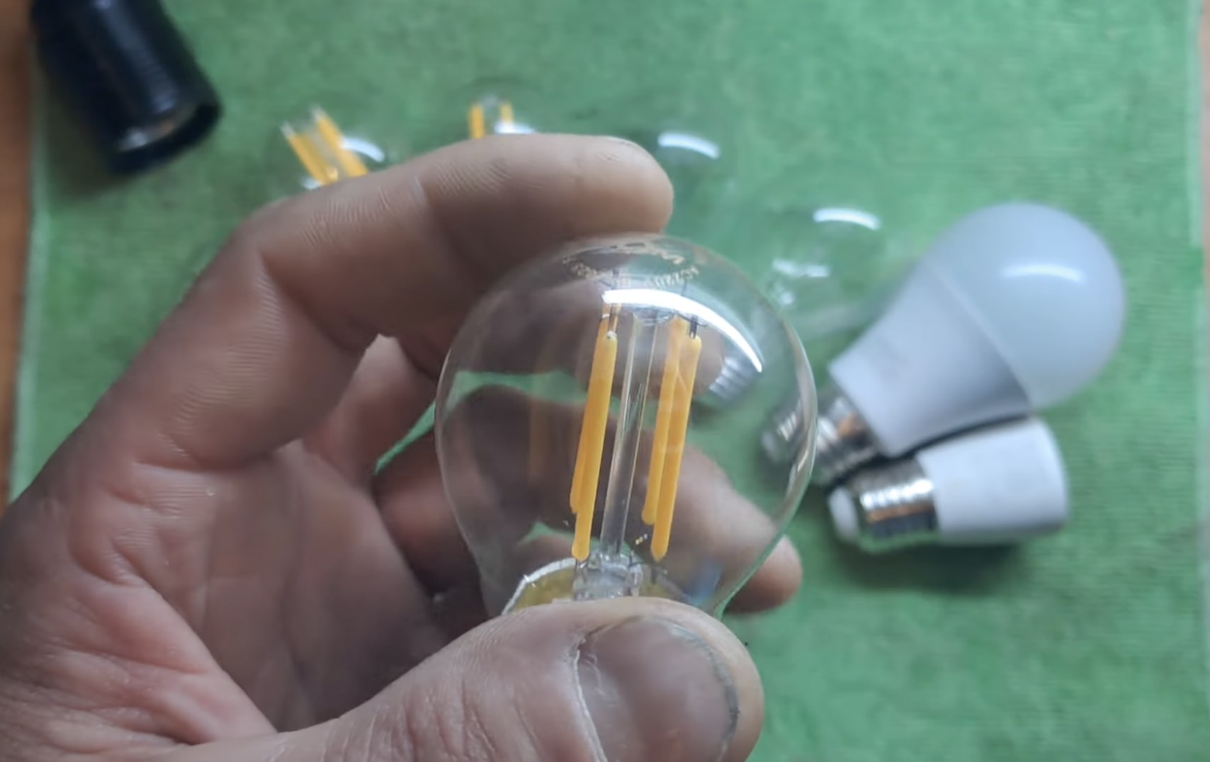 Графік відключення світла в Запорізькій області на 18 листопада: де саме не буде електрики велику частину дня