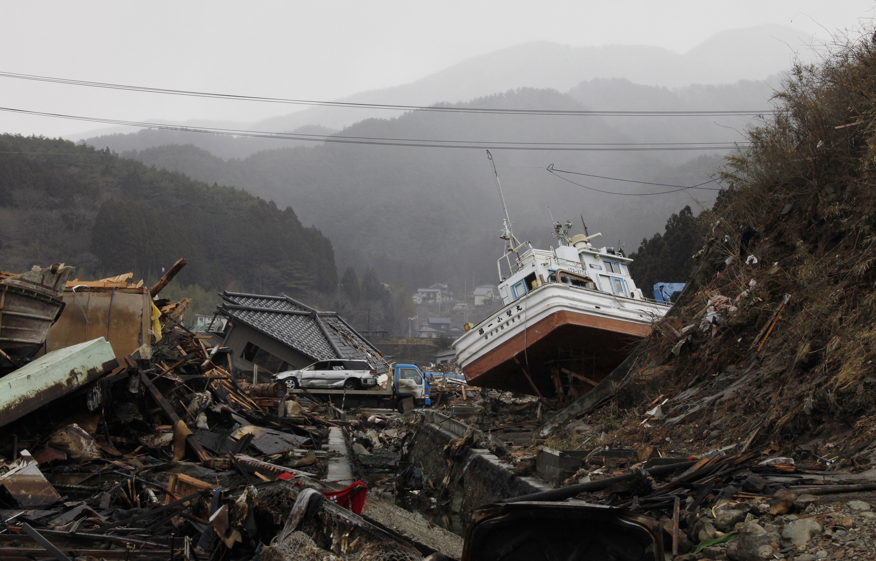 Морские землетрясения. ЦУНАМИ В Японии в 2011. Япония 2011 землетрясение и ЦУНАМИ. Землетрясение Тохоку 2011.