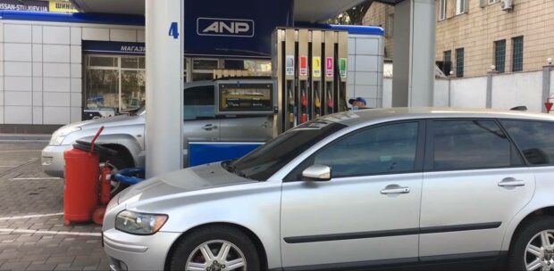Весна принесет новые цены на заправки: водителей предупредили, как изменится стоимость горючего в марте